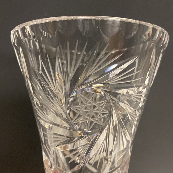 BOHEMIA CRYSTAL-CRYSTALEX Pinwheel Round Tabletop 6” Vase - Picture 4 of 14